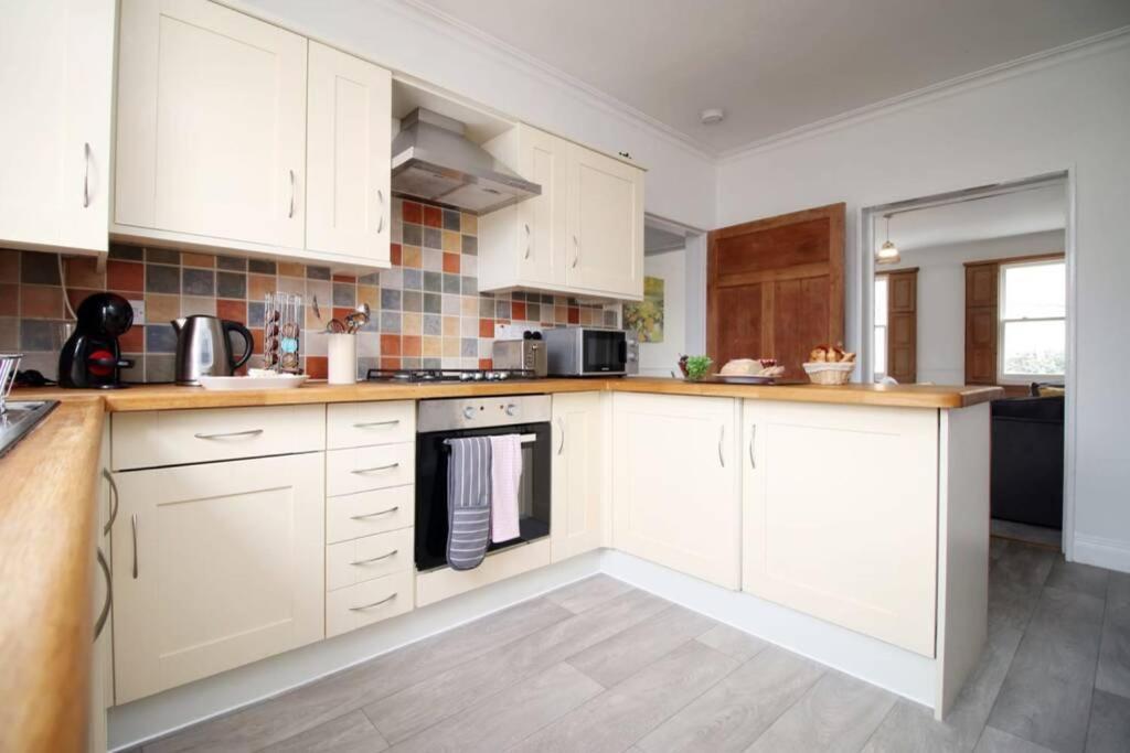 Spacious Georgian 3Bedroom Apartment- 10 Minute Walk To The River Avon, Roman Baths And Bath Abbey บาธ ภายนอก รูปภาพ